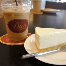 チーズケーキとカフェラテ。