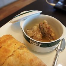 肉団子とパン。パンも美味い。