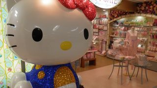 大きなキティちゃんがお出迎え♪