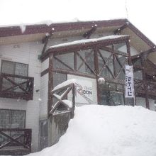 スキーやスノボーには便利