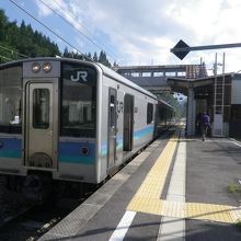 簗場駅に停車中の大糸線の電車
