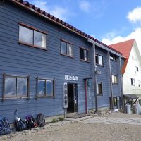 山小屋玄関附近