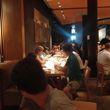 左側にも40人位入れるスペースあり。広い店内です。