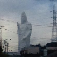 これは少し離れたとこからみた大観音