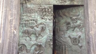 内部は豪華絢爛！