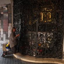 熱心にお祈りする人