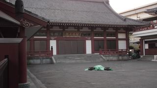 構えの大きいお寺・・幼稚園があります
