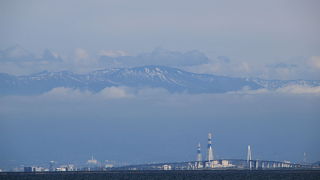 海を挟んでみる立山連峰を見れることができたらラッキーです。