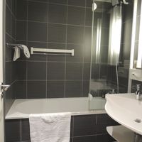 結構広くてバスタブは深い。日本人には嬉しい〜。