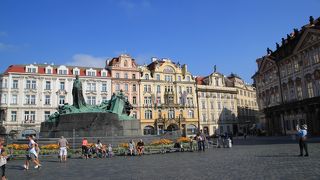 綺麗な建物がならびます。