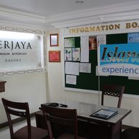 ツアーデスク。エクスカ−ションを申し込めます（現金払い）。