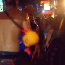 みんな大きな水鉄砲を持っています。