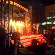 警察署側の入り口の所ではミスコンをやっていました