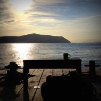 桟橋に座ってコーヒーを飲む至福のひととき