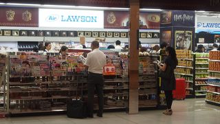 空港でもコンビには役立ちます