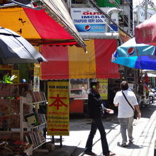 この小道で左折できないと道に迷う。