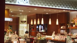 和の雰囲気の小物が多い