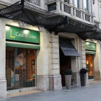 入口の両サイドは本屋さんです