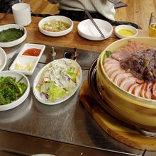 ここの鴨肉は最高に美味しいです。燻製蒸し鴨肉