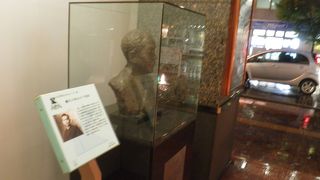 近くに清華亭がある