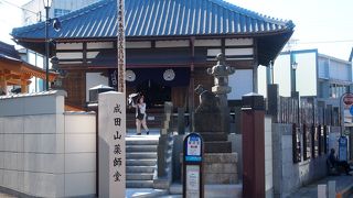 参道の途中の三叉路にあり