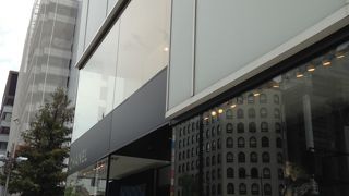 ヴィトンとディオールの間にあります!!