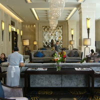 ロビー奥のソファ