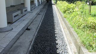 お庭？には足裏マッサージの散歩道があります。