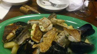 こじんまりして、かわいいビストロ。