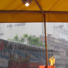 スコールがありましたが、商店街のようになっているのでセーフ