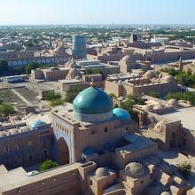 イスラーム・ホジャのミナレットから見下ろす霊廟と墓地群。