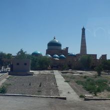 ２つのミナレットをしたがえる霊廟。バス駐車場付近から。