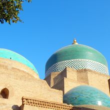 墓地群から眺めた青いドーム。