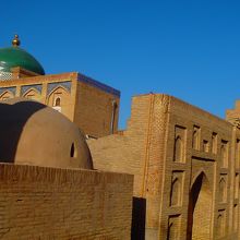 霊廟（左）とイスラーム・ホジャのミナレット（右）