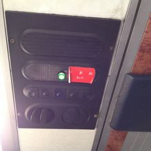 上に降車ボタンがあります