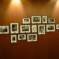 ホールに飾られたVIP訪問の写真