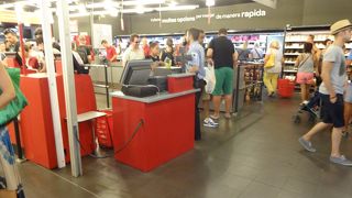 夕方から夜に行くと滅茶苦茶に混んでいます。営業時間は、Monday - Saturday: 10 a.m. - 10 p.m.  日曜日は休みです。