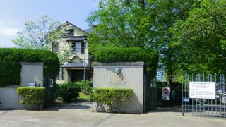 二棟の洋館建物を引き立たせる手入れされた公園