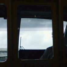 運転席後方は窓が大きく、前方がよく見渡せます。