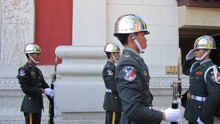 衛兵交代は見もの