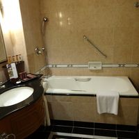 バスタブは小さ目