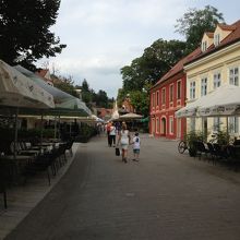 オープンカフェが並ぶ