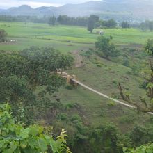 吊り橋。滝の側に行くにはこの吊り橋をわたらなければならない。