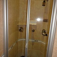 シャワーブースは３点式。ヘッドは外せません。腰に当たるのは◎