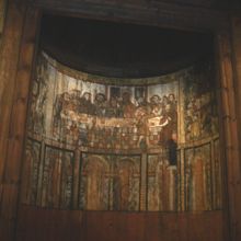 アプシスの壁画。少しだけ外光を入れてくれる時間がある。