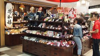 和風の雑貨が多く並べれている