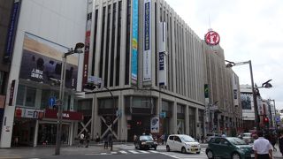 駅からは少し離れていますが、地下街でも行けますので　暑くても気になりません