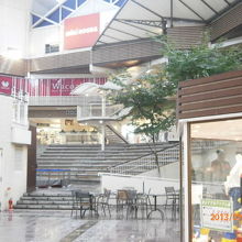 円形に店舗があります