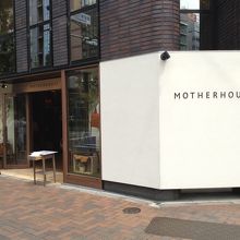 店の入り口です