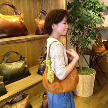 同じ年頃の店員の方が実際に肩にかけてくれました。